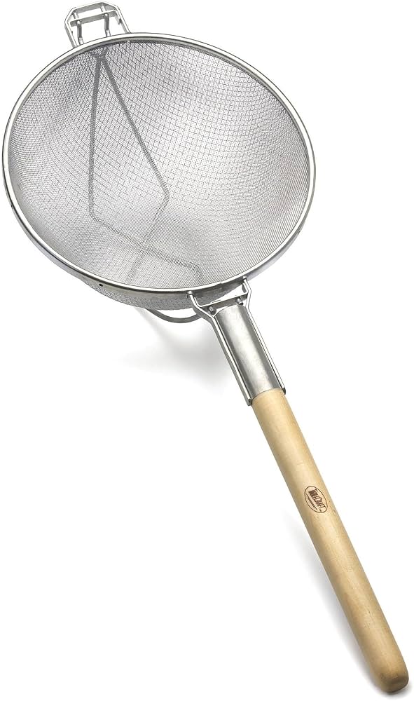 FAMILY MAID STRAINER WITH WOODEN HANDLE